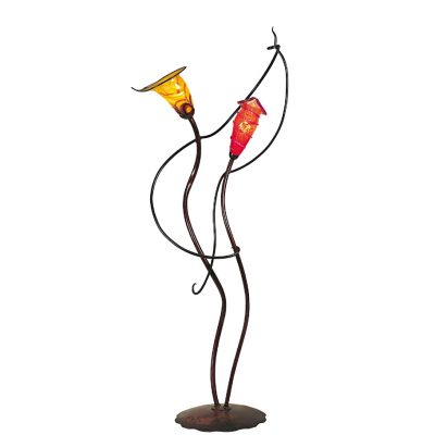 Lámpara de pie con dos tulipas y con el cuerpo realizado con barras de hierro moldeadas como dos cuerpos bailando