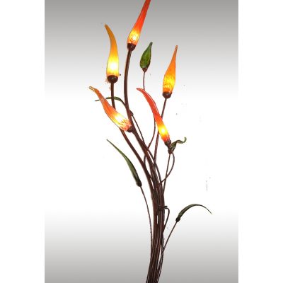 Lámpara de varias ramas de hierro acabadas en tulipas a modo de llamas. 190cm altura