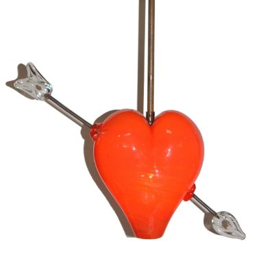 lampara en forma de corazón de vidrio soplado atravesado por una flecha de hierro
