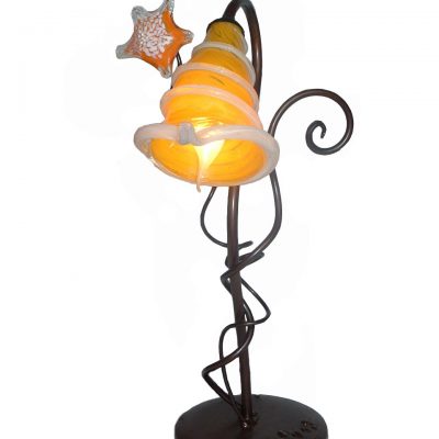 Lámpara de sobremesa. Hierro y vidrio soplado.