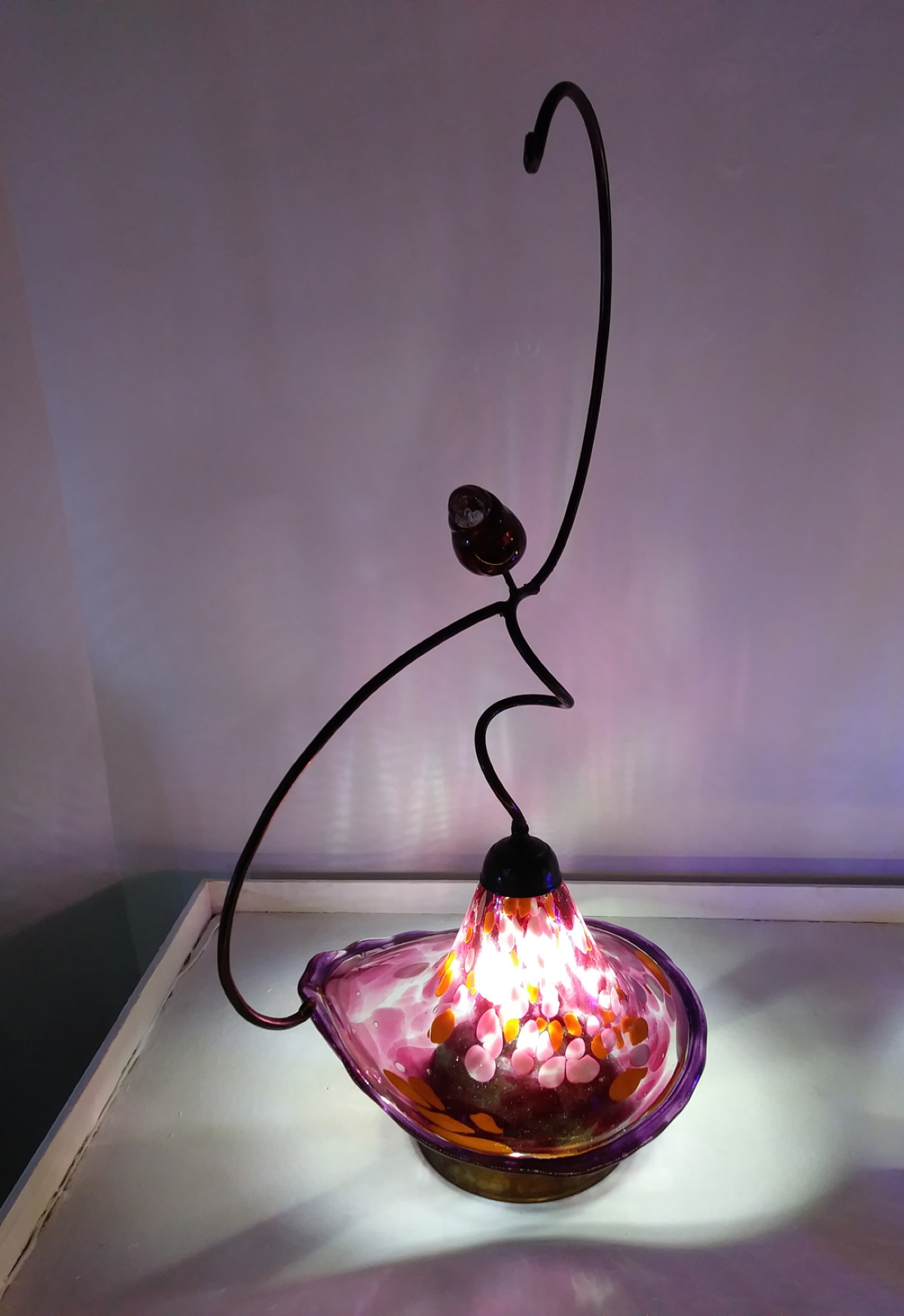 010310 Lámpara de sobremesa. Hierro y vidrio soplado.