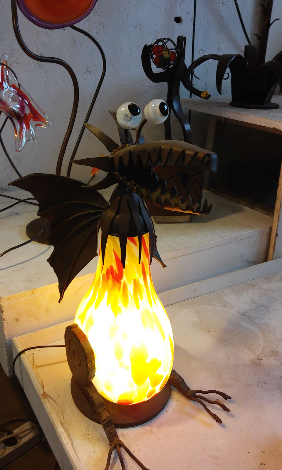 010314 Lámpara de sobremesa. Hierro y vidrio soplado.