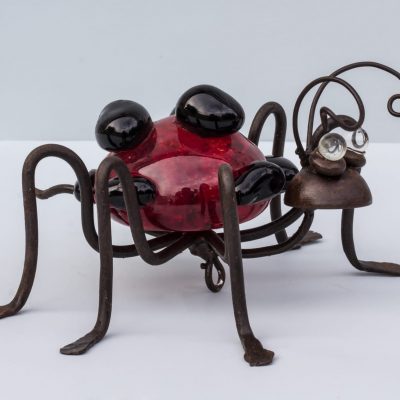 Mariquita de hierro y vidrio soplado