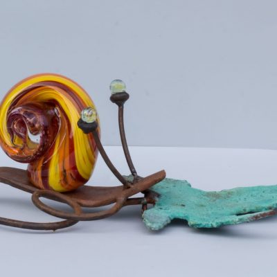 Caracol de hierro y vidrio soplado.