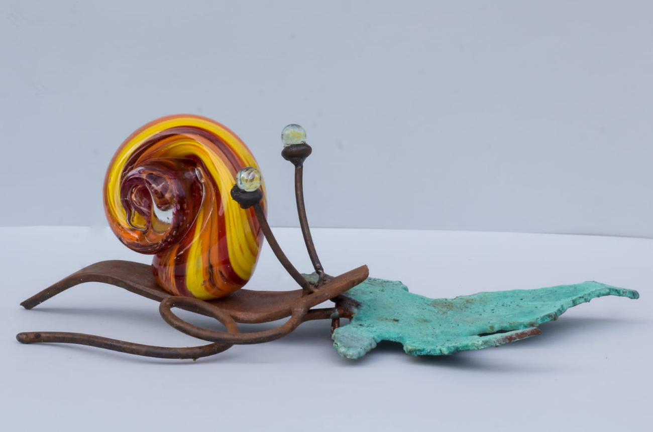 020107 Caracol de hierro y vidrio soplado.